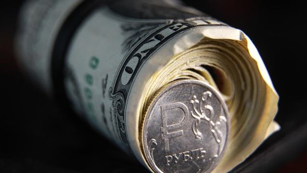 Рубль перешел в наступление пользуясь санкционным затишьем Рубль перешел в наступление пользуясь санкционным затишьем