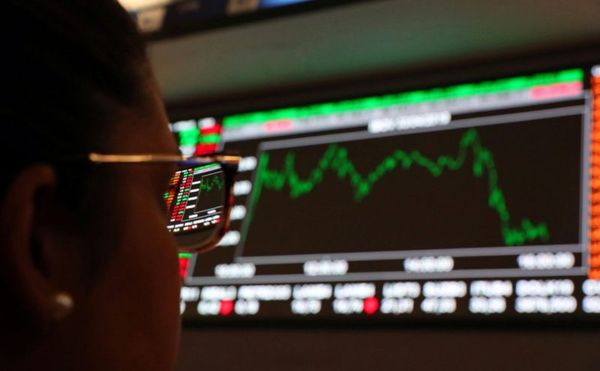 Российский рынок ценных бумаг завершает день легким снижением