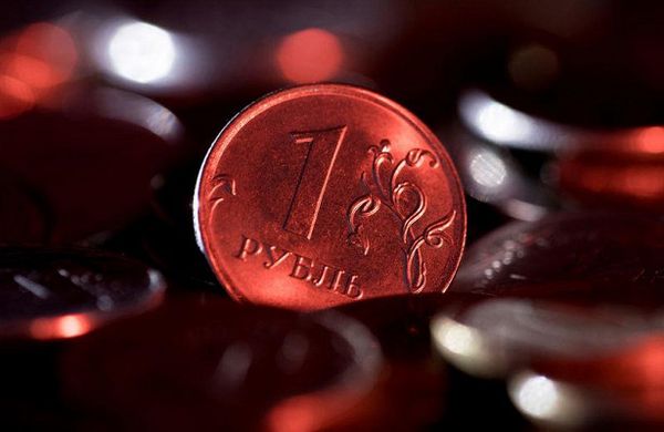 Курс рубля уверенно держит оборону против доллара и евро Курс рубля уверенно держит оборону против доллара и евро