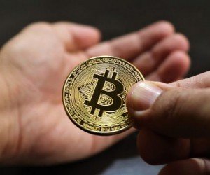 Биткоин остался в границах треугольника