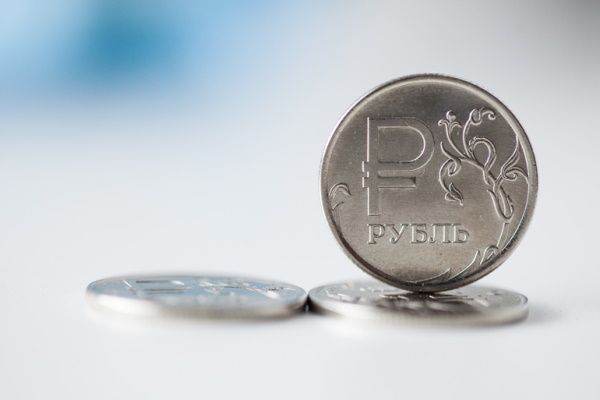 Рубль стабильно закрепился вблизи отметки 73 за доллар