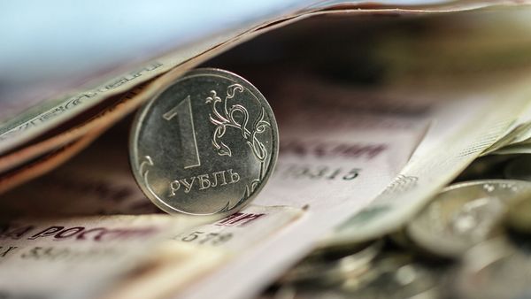 Курс рубля: Минфин помогает росту скупая излишки доллара