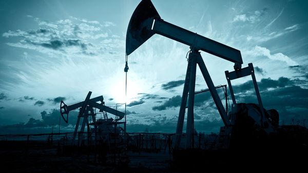 Нефть толкает российский фондовый рынок к новым вершинам Нефть толкает российский фондовый рынок к новым вершинам
