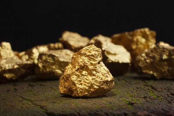 Курс золота: Текущее падение на 0.7% консолидация перед ростом