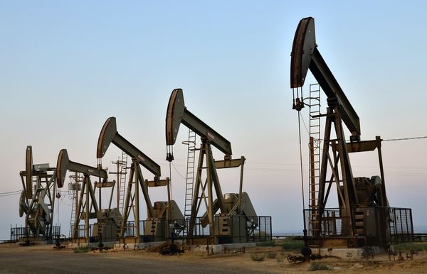 Курс нефти ускорил падение пробивая важный уровень 67$