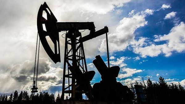 Курс нефти теряет 1% на открытии торгов в понедельник