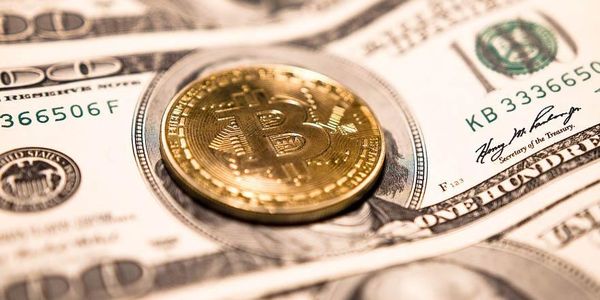 Биткоин вынужден отступать от новых пиков