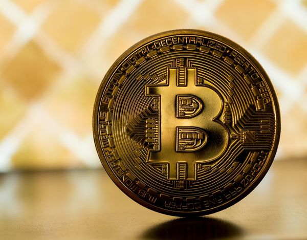 Биткоин в моменте достиг уровня $64 000