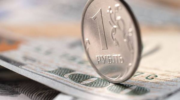 Рубль продолжает сдаваться под натиском американца