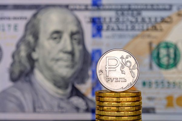 Рубль пытается удержать рубежи перед заседанием ФРС Рубль пытается удержать рубежи перед заседанием ФРС