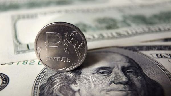 Рубль растет инвесторы толкают курс за отметку 70 за доллар