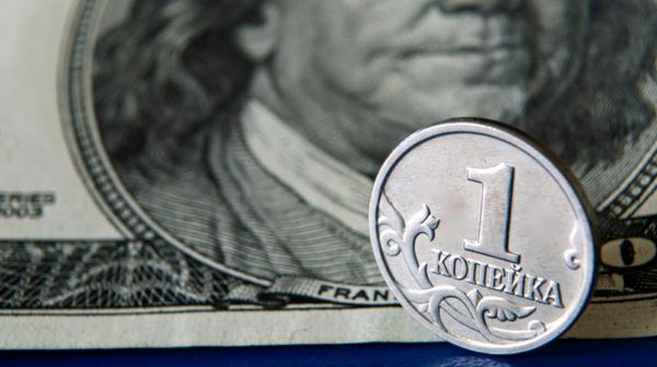 Рубль отметился на минимумах почти двухмесячной давности