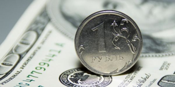 Рубль будет падать против доллара в любом случае, эксперт уточнил почему