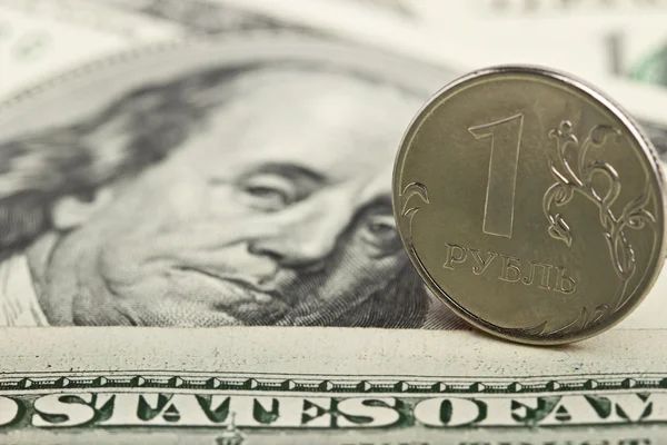 Рубль падает на фоне сильного роста доллара перед итогом заседания ФРС Рубль падает на фоне сильного роста доллара перед итогом заседания ФРС