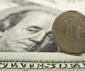 Рубль падает на фоне сильного роста доллара перед итогом заседания ФРС
