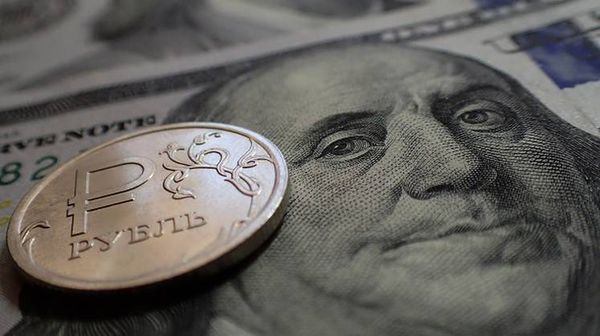 Рубль спокоен но готов падать против доллара в ближайшее время 
