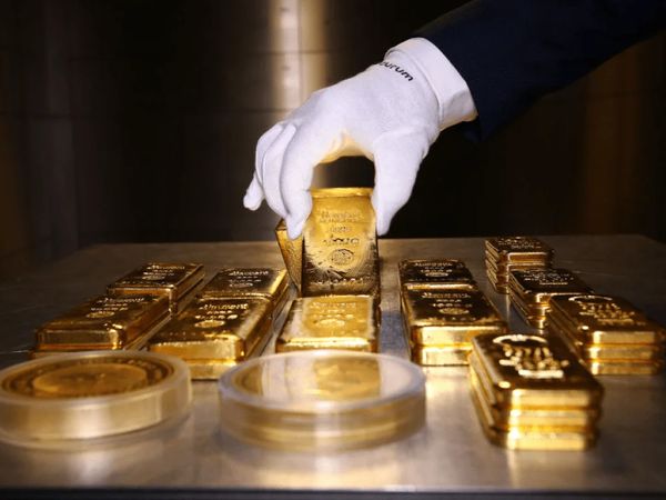 Курс золота скатился под отметку $1800