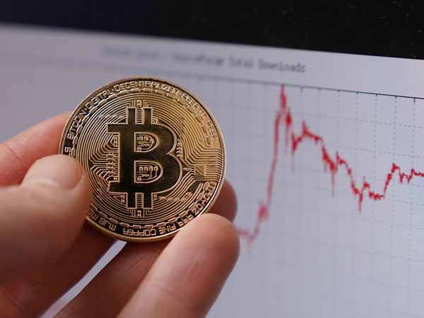 Почему биткоин взлетел на 2.7% и что произошло на рынке криптовалют