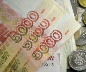 Рубль падает на фоне геополитического кризиса России и Запада Рубль падает на фоне геополитического кризиса России и Запада