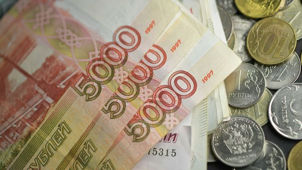 Рубль падает на фоне геополитического кризиса России и Запада