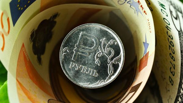 Рубль может упасть от действий банка России
