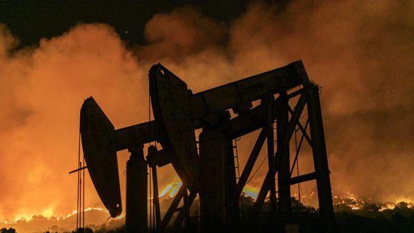 Нефть пытается восстановиться после обвала в 5%