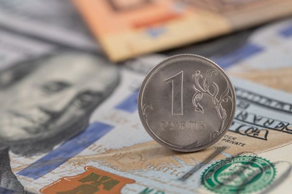 Рубль игнорирует геополитику торгуясь по никому непонятному курсу