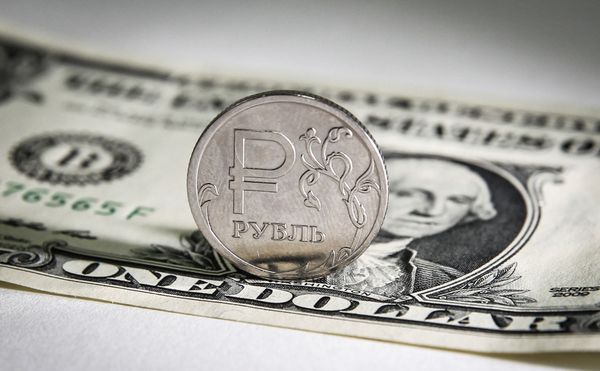 Рубль пока не заметил дефолта