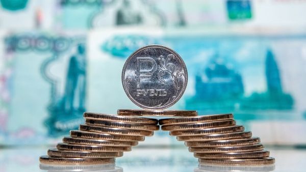 Рубль дешевеет четвертую сессию подряд Рубль дешевеет четвертую сессию подряд
