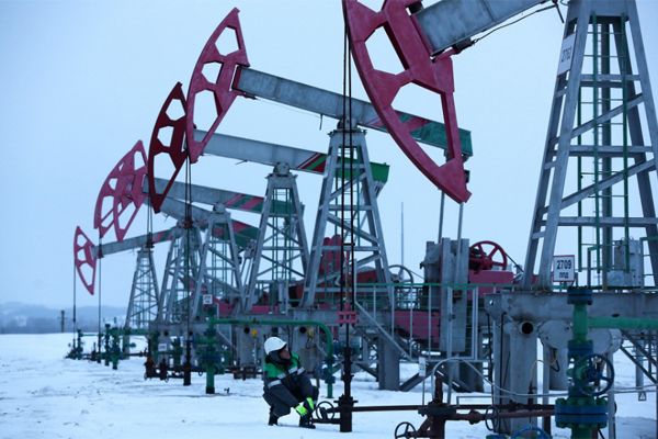 Курс нефти продолжает рост, ОПЕК+ не готова увеличивать добычу