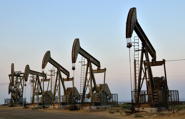 Курс нефти все ближе к падению в район отметки $100 Курс нефти все ближе к падению в район отметки $100