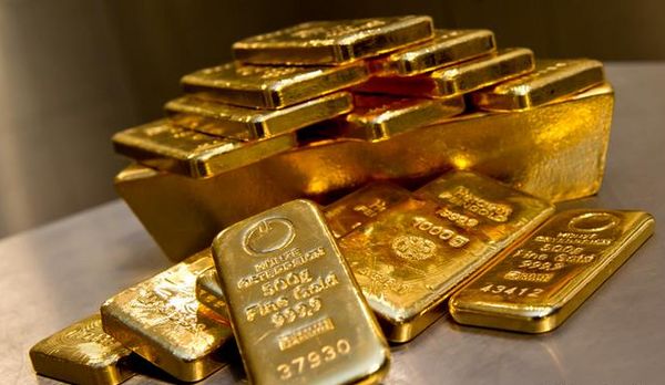 Курс золота упал в понедельник после двух дней роста