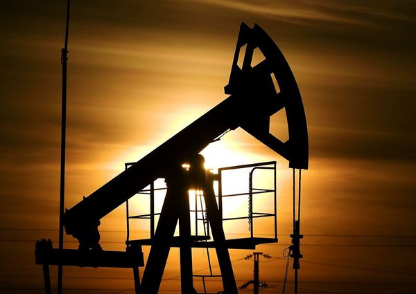 Курс нефти взлетел более чем на 2% после решения ФРС Курс нефти взлетел более чем на 2% после решения ФРС