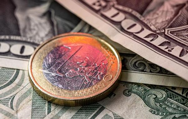 Стремительное и повсеместное ралли доллара отправило евро под $1