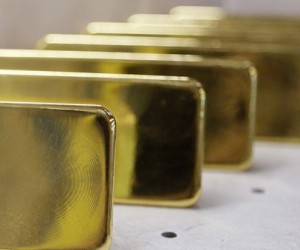 Курс золота медленно теряет в стоимости около 0.5%