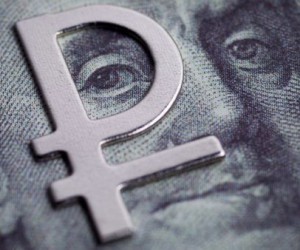 Рубль борется с растущим долларом как может