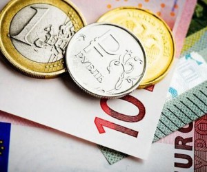 Угроза падения курса рубля против доллара все еще высока