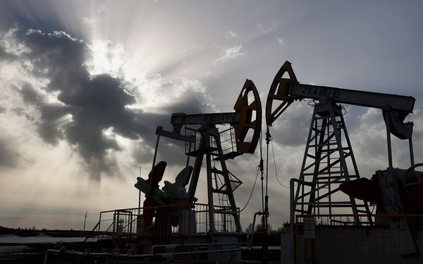 Нефть рухнула более чем на 9% в первый день августа