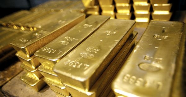 Курс золота и серебра укрепляет позиции на фоне слабого доллара