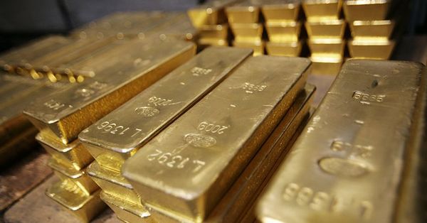 Курс золота неожиданно упал инвесторы кинулись в акции