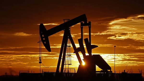 Почему падает нефть, названы четыре причины Почему падает нефть, названы четыре причины