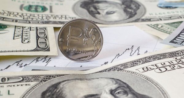 Рубль прибавил 2% в паре с долларом