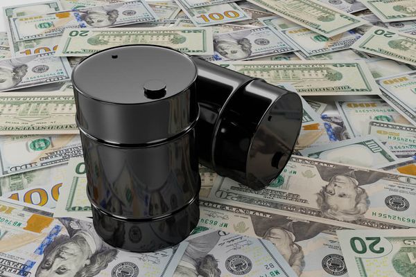 Курс нефти зависит от двух противоположных факторов