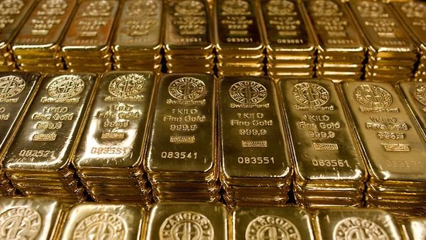 Курс золота получает поддержку от слабеющего доллара