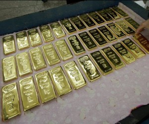 Курс золота на Лондонской бирже потерял 1% приближаясь к отметке $1700 Курс золота на Лондонской бирже потерял 1% приближаясь к отметке $1700