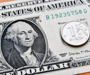 Курс доллара против рубля потерял более 1.5%