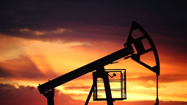 Курс нефти  плавно смещает диапазон вниз