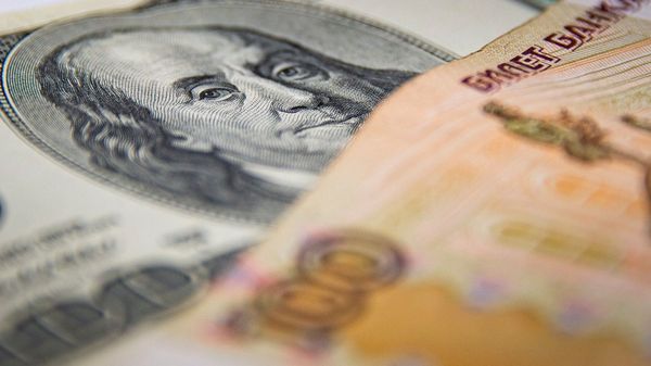 Рубль упорно игнорирует медвежьи факторы  