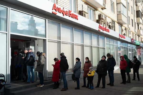 Срочно! Успейте снять наличные, в России обвал рынка наличности