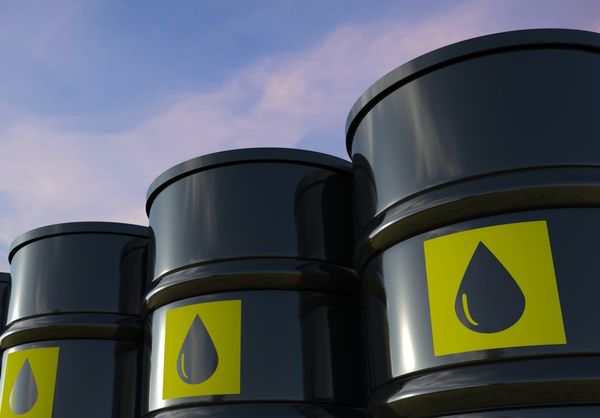 Курс нефти в понедельник снизился опасаясь рецессии